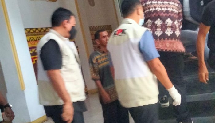 KPK Bawa Tiga Koper dari Kantor DPRD Lampung Tengah, Warga Pertanyakan Isinya