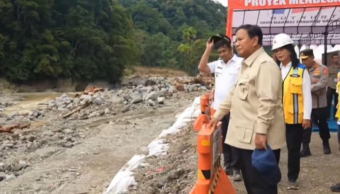 Presiden Prabowo Subianto Tinjau Langsung Pembangunan Infrastruktur di Lembah Anai, Sumatera Barat