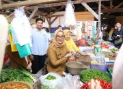 H-10 Lebaran, Bupati Lamtim Ela Siti Nuryamah Cek Harga Sembako di Pasar Sukadana: Stok Aman, Harga Relatif Stabil