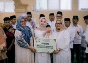 Bupati Lampung Timur Ela Siti Nuryamah Serahkan Beasiswa ke Juara KDI Intan Putri Lestari