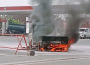 Satu Unit Mobil Pickup Terbakar di SPBU Seputih Jaya, Diduga Akibat Korsleting Listrik