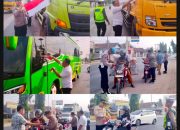 Sambut HUT RI ke-81, Polres Lampung Tengah Turun ke Jalan Bagikan Bendera