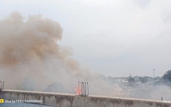 KEBAKARAN RUMAH DAN TEMPAT USAHA DI BANDAR JAYA BARAT, PETUGAS PEMADAM KEBAKARAN KEWALAHAN AKIBAT AKSES JALAN SEMPIT