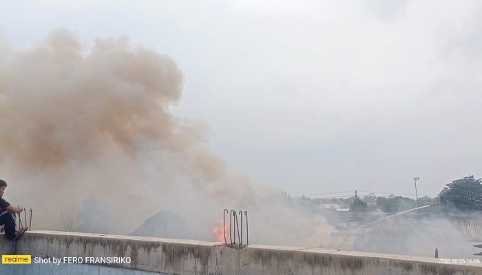 KEBAKARAN RUMAH DAN TEMPAT USAHA DI BANDAR JAYA BARAT, PETUGAS PEMADAM KEBAKARAN KEWALAHAN AKIBAT AKSES JALAN SEMPIT